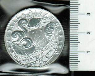 San Marino: 5 Euro, 2009: UN int. Jahr der Astronomie, Stonehenge/Astrolab/Planeten, 18/925 Silber, in Folie 