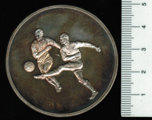 Deutschland/München 1972: Olympiade - Fussball: 2 Stürmer / München-Stadtansicht, 49,55g/999.9 Silber mit Patina 