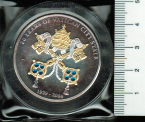 Cook Inseln: 5 Dollars 2009 (Cook Inseln), 80 Jahre Vaticanstaat, Wappen, Silber/8 blaue Saphire und teilvergoldet in Dose mit leichter Patina 