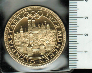 Deutschland / Medaille: 1972 Olympiade in München, Stadtansicht München/Diskuswerfer, vergoldet 