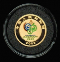 China: 100 Yuan 2005, Fußball-WM 2006 in Deutschland: Fußball im Tornetz/Tempel des Himmels, Gold 