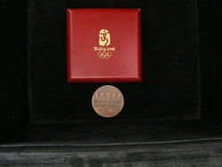 China: Olympiade Peking 2008, Teilnehmer-Medaille, Bronze in Original-Holzkassette 