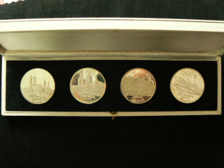 München: 4 Silbermedaillen 'München' / Stadtansicht/Rathaus/Deutsches Museum/Olympia-Zeltdach 