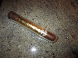 Zeus, Long Filler / Zigarre mit echtem Blattgold umwickelt. 