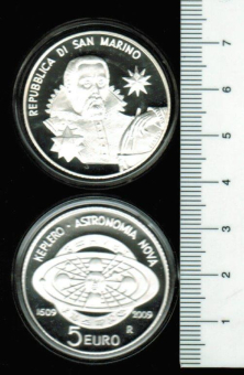 San Marino: 5 Euro, 2009: 400 Jahre Astronomia Nova, Johannes Kepler/Planeten auf Elipsenbahnen um die Sonne, 13.400 Ex., 18/925 Silber 